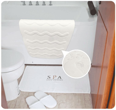 Pale natural silicone bathroom non-slip mat laying effect picture.png