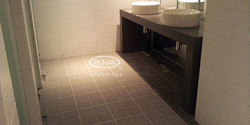 卫生间防滑地垫放在门里还是门口