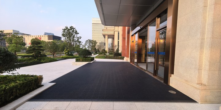 写字楼地垫怎么选？从大堂入口到电梯厅的三段配置
