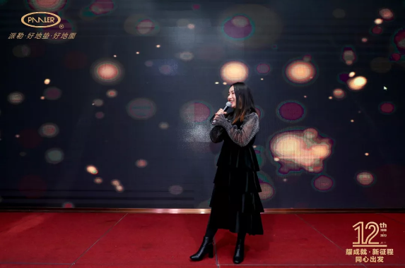 派勒地垫抖音神曲桥边姑娘歌唱表演