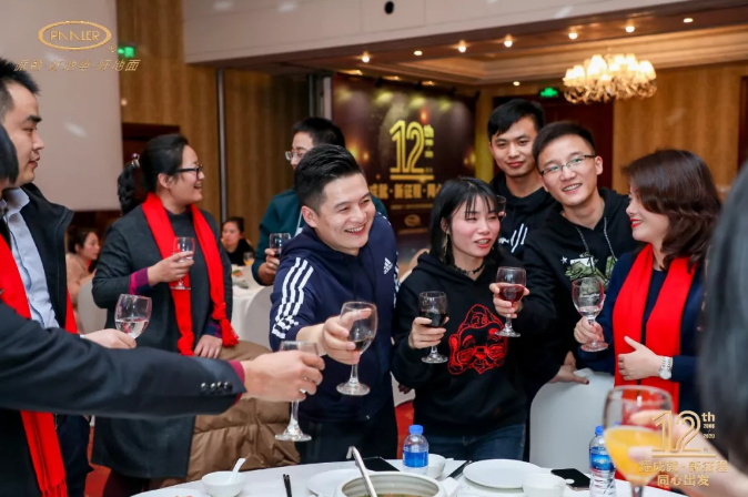 派勒地垫互动合影