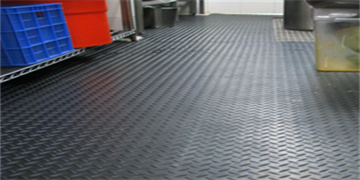Insulated rubber floor mat